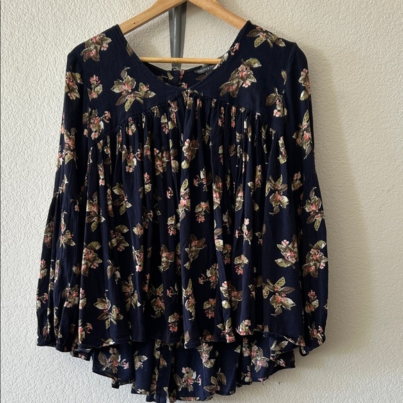 Chelsea & Theodore Navy Floral Flowy Peasant Blouse size M - Picture 1 of 6
